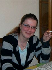 Sonja mit Brille am Rauchen